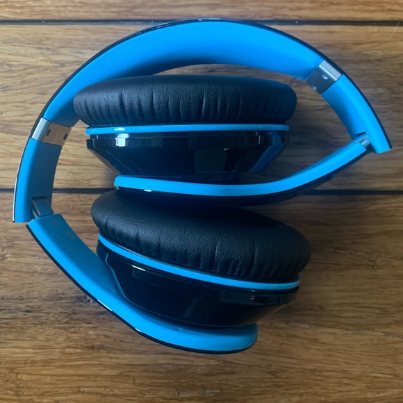 Headphones - Picture 2 of 3